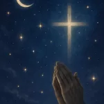 Imagem inspiradora e serena para oração cristã noturna, mostrando um céu noturno pacífico com tons profundos de azul e roxo escuro. Uma lua crescente suave brilha junto a estrelas cintilantes, com elementos dourados e prateados que simbolizam esperança divina e luz na escuridão. Uma cruz sutil e luminosa aparece ao fundo, acompanhada de mãos em oração, transmitindo proteção, fé e serenidade espiritual. A atmosfera geral é calma, repousante e espiritualmente edificante.