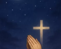 Imagem inspiradora e serena para oração cristã noturna, mostrando um céu noturno tranquilo com tons profundos de azul e roxo escuro. O céu está adornado com estrelas suaves e uma lua crescente brilhante. Em primeiro plano, uma luz dourada e prateada ilumina delicadamente uma cruz e mãos em oração, simbolizando proteção divina e fé. A paleta de cores é calma e suave, transmitindo paz, descanso e esperança espiritual.