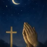 Imagem inspiradora e serena para oração cristã noturna, mostrando um céu noturno tranquilo em tons de azul profundo e roxo escuro. O céu está adornado com estrelas suaves e uma lua crescente brilhante. Em primeiro plano, uma luz dourada e prateada ilumina delicadamente uma cruz e mãos em oração, simbolizando proteção divina e fé. A atmosfera geral transmite tranquilidade, descanso e esperança, com uma combinação de cores suaves e calmantes que representam a luz divina na escuridão.