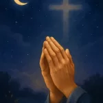 Imagem inspiradora e serena para oração cristã noturna, mostrando um céu noturno com tons profundos de azul e roxo escuro. O céu está adornado com estrelas suaves e uma lua crescente brilhante. No primeiro plano, elementos dourados e prateados simbolizam a luz divina e a esperança. Uma cruz delicada e suave brilha ao fundo, integrando-se harmoniosamente com a noite. Mãos em oração são iluminadas suavemente pela luz divina, transmitindo proteção, fé e serenidade espiritual. A atmosfera geral é calma, pacífica e espiritualmente edificante, evocando descanso, proteção e serenidade divina.