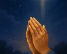 Imagem inspiradora e serena para oração cristã noturna, mostrando um céu noturno com tons profundos de azul e roxo escuro. O céu está adornado com estrelas suaves e uma lua crescente brilhante. No primeiro plano, elementos dourados e prateados simbolizam a luz divina e a esperança. Uma cruz delicada e suave brilha ao fundo, integrando-se harmoniosamente com a noite. Mãos em oração são iluminadas suavemente pela luz divina, transmitindo proteção, fé e serenidade espiritual. A atmosfera geral é calma, pacífica e espiritualmente edificante, evocando descanso, proteção e serenidade divina.