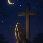 Imagem serena e inspiradora para oração cristã noturna, mostrando um céu noturno em tons profundos de azul e roxo escuro com uma lua crescente suave e estrelas brilhantes. Luzes douradas e prateadas iluminam delicadamente uma cruz e mãos em oração, simbolizando proteção divina e fé. Folhas verdes suaves sugerem uma brisa tranquila, transmitindo paz, serenidade e esperança espiritual na escuridão.