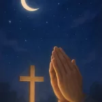 Imagem serena e inspiradora para oração cristã noturna, mostrando um céu noturno profundo em tons de azul escuro e roxo, com estrelas suaves e uma lua crescente brilhante. Em primeiro plano, há uma cruz delicada iluminada por uma luz dourada suave e mãos em oração, simbolizando proteção divina e fé. A imagem transmite paz, serenidade e esperança espiritual, com elementos dourados e prateados que representam a luz divina na escuridão, ideal para um blog cristão de oração noturna.