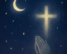 Imagem inspiradora e serena para oração cristã noturna, mostrando um céu noturno pacífico com tons profundos de azul e roxo escuro. Uma lua crescente suave brilha no céu, acompanhada por estrelas prateadas e douradas que simbolizam esperança e luz divina. Elementos sutis incluem uma cruz brilhante e mãos em oração, integrados delicadamente ao fundo, transmitindo paz, descanso, proteção divina e fé. A iluminação suave e os contrastes delicados criam uma atmosfera tranquila e reconfortante, ideal para um blog cristão de oração noturna.