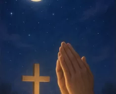 Imagem serena e inspiradora para oração cristã noturna, mostrando um céu noturno profundo em tons de azul escuro e roxo, com estrelas suaves e uma lua crescente brilhante. Em primeiro plano, há uma cruz delicada iluminada por uma luz dourada suave e mãos em oração, simbolizando proteção divina e fé. A imagem transmite paz, serenidade e esperança espiritual, com elementos dourados e prateados que representam a luz divina na escuridão, ideal para um blog cristão de oração noturna.
