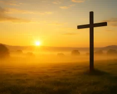 Imagem de um nascer do sol radiante sobre um campo tranquilo, simbolizando um novo começo cheio de esperança e fé.