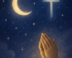 Imagem inspiradora e serena para oração cristã noturna, mostrando um céu noturno pacífico com tons profundos de azul e roxo escuro. A lua brilha suavemente, acompanhada por estrelas cintilantes e luzes douradas e prateadas que simbolizam esperança e proteção divina. Elementos cristãos sutis estão presentes, como uma cruz suave e mãos em oração, integrados harmoniosamente na cena. A atmosfera transmite paz, serenidade, fé e proteção divina, com cores suaves e calmantes que criam um ambiente espiritual e reconfortante para o descanso noturno.