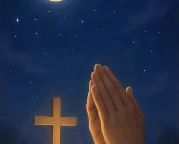 Imagem serena e inspiradora para oração cristã noturna, mostrando um céu noturno profundo em tons de azul escuro e roxo, com estrelas suaves e uma lua crescente brilhante. Em primeiro plano, há uma cruz delicada iluminada por uma luz dourada suave e mãos em oração, simbolizando proteção divina e fé. A imagem transmite paz, serenidade e esperança espiritual, com elementos dourados e prateados que representam a luz divina na escuridão, ideal para um blog cristão de oração noturna.