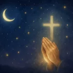 Imagem serena e inspiradora para oração cristã noturna, mostrando um céu noturno profundo em tons de azul escuro e roxo, com uma lua crescente suave e estrelas brilhantes. Luzes douradas e prateadas suaves simbolizam esperança divina e luz na escuridão. Uma cruz delicada e mãos em oração aparecem suavemente iluminadas, transmitindo fé, proteção divina e paz espiritual, ideal para um blog cristão que deseja transmitir serenidade e descanso espiritual à noite.