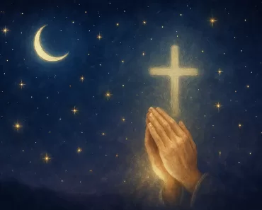 Imagem serena e inspiradora para oração cristã noturna, mostrando um céu noturno profundo em tons de azul escuro e roxo, com uma lua crescente suave e estrelas brilhantes. Luzes douradas e prateadas suaves simbolizam esperança divina e luz na escuridão. Uma cruz delicada e mãos em oração aparecem suavemente iluminadas, transmitindo fé, proteção divina e paz espiritual, ideal para um blog cristão que deseja transmitir serenidade e descanso espiritual à noite.