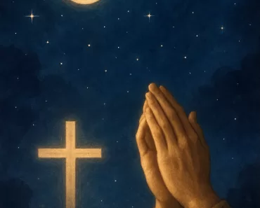 Imagem serena e inspiradora para oração cristã noturna, mostrando um céu noturno pacífico com tons profundos de azul e roxo escuro. Uma lua crescente brilhante e estrelas cintilantes iluminam suavemente a cena. Em primeiro plano, uma cruz elegante e mãos em oração são iluminadas por uma luz dourada suave, simbolizando proteção divina, fé e esperança. A combinação de cores suaves e elementos dourados e prateados transmite paz, serenidade e luz divina na escuridão, ideal para um blog cristão de oração noturna.