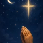 Imagem inspiradora e serena para oração cristã noturna, mostrando um céu noturno pacífico com tons profundos de azul e roxo escuro. Uma lua crescente suave e estrelas cintilantes iluminam a cena, com elementos dourados e prateados que simbolizam esperança divina e luz na escuridão. Uma cruz sutil e luminosa aparece ao fundo, junto com mãos em oração, transmitindo proteção, fé e serenidade. A atmosfera geral é calma, repousante e espiritualmente edificante, perfeita para um blog cristão que deseja transmitir paz e fé durante a oração da noite.