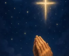Imagem inspiradora e serena para oração cristã noturna, mostrando um céu noturno pacífico com tons profundos de azul e roxo escuro. Uma lua crescente suave e estrelas cintilantes iluminam a cena, com elementos dourados e prateados que simbolizam esperança divina e luz na escuridão. Uma cruz sutil e luminosa aparece ao fundo, junto com mãos em oração, transmitindo proteção, fé e serenidade. A atmosfera geral é calma, repousante e espiritualmente edificante, perfeita para um blog cristão que deseja transmitir paz e fé durante a oração da noite.