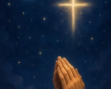 Imagem inspiradora e serena para oração cristã noturna, mostrando um céu noturno pacífico com tons profundos de azul e roxo escuro. Uma lua crescente suave e estrelas cintilantes iluminam a cena, com elementos dourados e prateados que simbolizam esperança divina e luz na escuridão. Uma cruz sutil e luminosa aparece ao fundo, junto com mãos em oração, transmitindo proteção, fé e serenidade. A atmosfera geral é calma, repousante e espiritualmente edificante, perfeita para um blog cristão que deseja transmitir paz e fé durante a oração da noite.