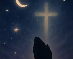 Imagem serena e inspiradora para oração cristã noturna, mostrando um céu noturno profundo em tons de azul escuro e roxo, com uma lua crescente suave e estrelas brilhantes. Elementos dourados e prateados simbolizam a luz divina e a esperança na escuridão. Ao fundo, uma cruz delicadamente iluminada e mãos em oração em silhueta, transmitindo paz, fé e proteção divina, ideal para um blog cristão que deseja passar serenidade e descanso espiritual.