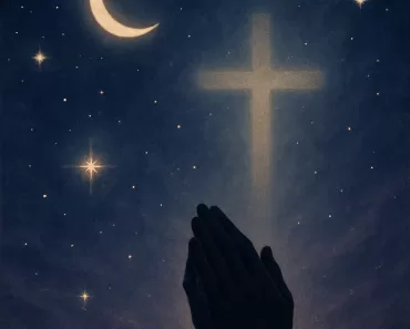 Imagem serena e inspiradora para oração cristã noturna, mostrando um céu noturno profundo em tons de azul escuro e roxo, com uma lua crescente suave e estrelas brilhantes. Elementos dourados e prateados simbolizam a luz divina e a esperança na escuridão. Ao fundo, uma cruz delicadamente iluminada e mãos em oração em silhueta, transmitindo paz, fé e proteção divina, ideal para um blog cristão que deseja passar serenidade e descanso espiritual.
