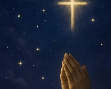 Imagem inspiradora e serena para oração cristã noturna, mostrando um céu noturno pacífico com tons profundos de azul e roxo escuro. Uma lua crescente suave brilha junto com estrelas cintilantes, enquanto elementos dourados e prateados simbolizam esperança divina e proteção. Uma cruz luminosa e mãos em oração estão delicadamente integradas na cena, transmitindo fé, proteção divina e tranquilidade para o descanso noturno.
