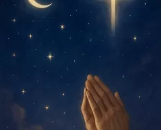 Imagem inspiradora e serena para oração cristã noturna, mostrando um céu noturno pacífico com tons profundos de azul e roxo escuro. Uma lua crescente suave brilha no céu, acompanhada por estrelas cintilantes. Elementos de luz dourada e prateada simbolizam esperança divina e luz na escuridão. Uma cruz suave e luminosa e mãos em oração estão integradas delicadamente na cena, transmitindo fé, proteção divina e serenidade. A atmosfera geral é calma, pacífica e espiritualmente edificante, ideal para um blog cristão que deseja transmitir paz e descanso noturno.