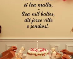 Cena acolhedora com balões coloridos, confetes e um bolo festivo. A imagem vibrante e inspiradora celebra a alegria do aniversário com uma citação motivacional, ideal para o Pinterest.
