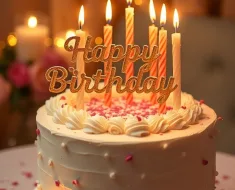 Bolo de aniversário decorado com velas acesas e confetes, em tons vibrantes de rosa, azul e dourado, celebrando a alegria de uma mensagem de aniversário calorosa.